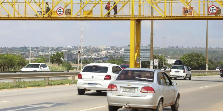 Governo do Distrito Federal: Novas passarelas do Distrito Federal reforçam segurança e mobilidade para pedestres