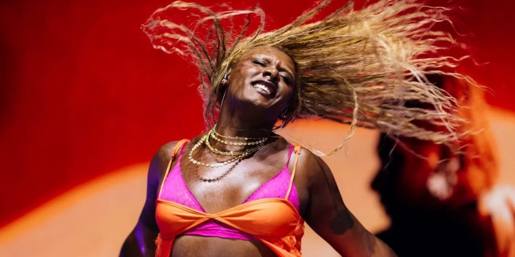 Liniker encerra o Festival Estilo Brasil com show especial em Brasília