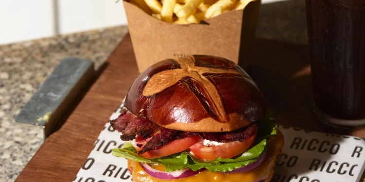 Ricco Burger em casa: a hamburgueria premiada oferece experiência personalizada para celebrações