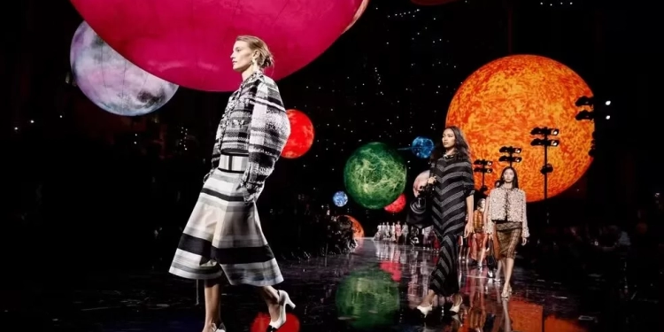 Retrospectiva no mundo da moda: os designers que estrearam nas grandes grifes em 2025
