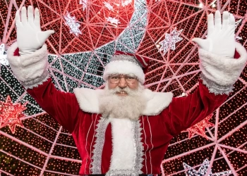 Espetáculo de luz e tradição marca a chegada da Caravana da Coca-Cola ao TGS