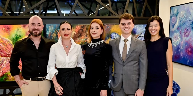 Juliana Possa inaugura nova fase artística em coquetel na Galeria Celso Junior