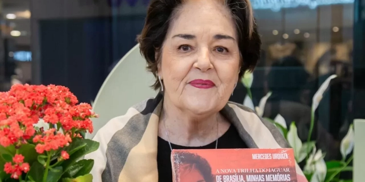 Fotos históricas e sessão de autógrafos de Mercedes Urquiza celebram aniversário do Iate Clube