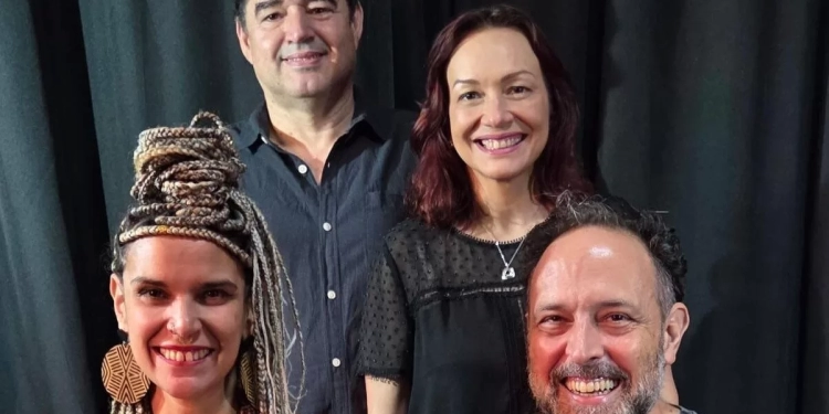 Homenagem sensorial a Clarice Lispector combina piano, audiovisual e performance