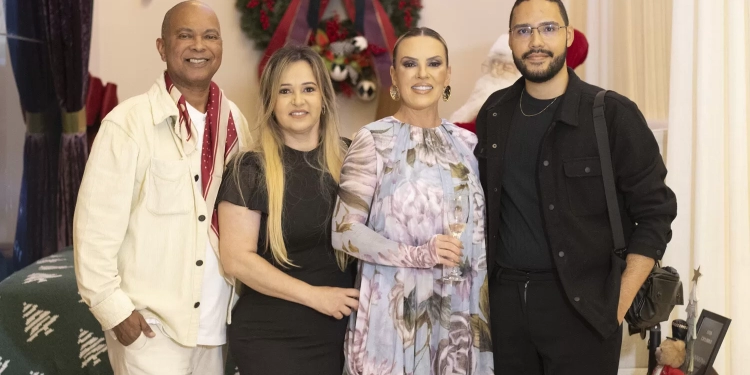 Vitrine de Natal “Sonhos Flutuantes, assinada por Erica Lobo, transforma a Simmons Park Sul em cenário de encantamento