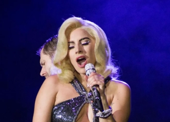 Lady Gaga transforma a véspera de Natal em evento global com show inédito no YouTube