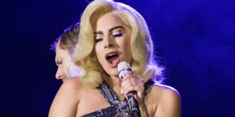 Lady Gaga transforma a véspera de Natal em evento global com show inédito no YouTube