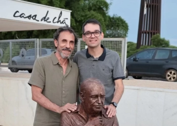 Eternizado: Casa de Chá recebe estátua em homenagem aos 118 anos do gênio da arquitetura Oscar Niemeyer