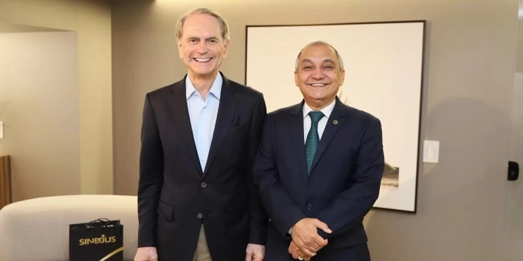 Sindjus recebe Paulo Octávio para diálogo sobre Justiça e crescimento regional