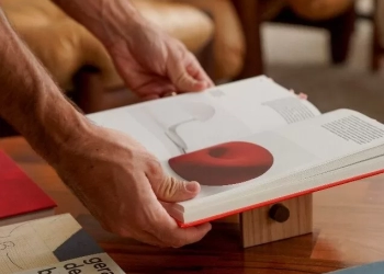 Designer Felipe Zorzeto apresenta o livreiro VERA, peça que une verdade, forma e função