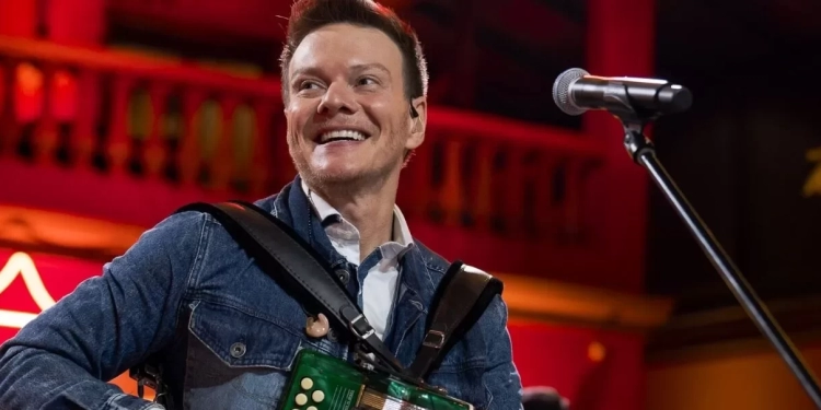 Michel Teló embala o público em show gratuito no Nosso Natal 2025