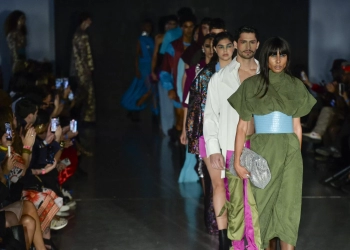 F A S C Í N I O: Vinnicius Afonso transforma o metalizado em manifesto na Casa de Criadores