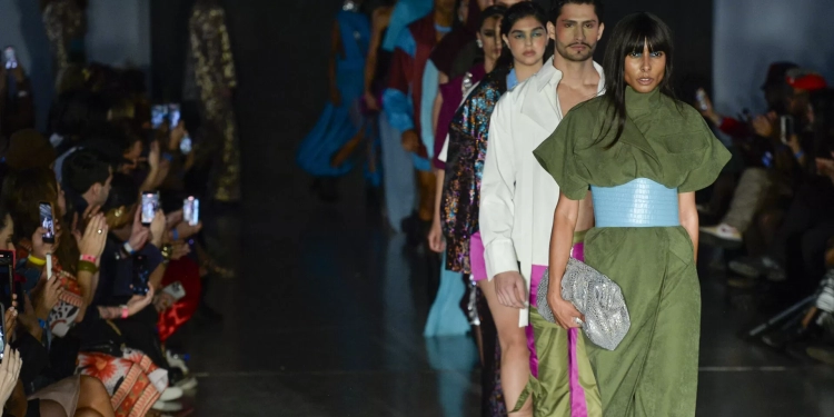 F A S C Í N I O: Vinnicius Afonso transforma o metalizado em manifesto na Casa de Criadores