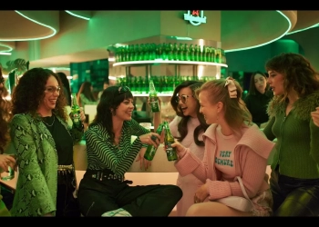 Heineken lança filme global “Algoritmo” e questiona o impacto das bolhas digitais na vida social