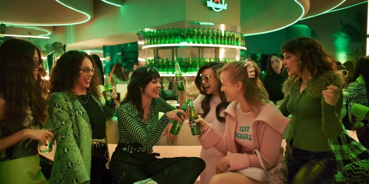 Heineken lança filme global “Algoritmo” e questiona o impacto das bolhas digitais na vida social