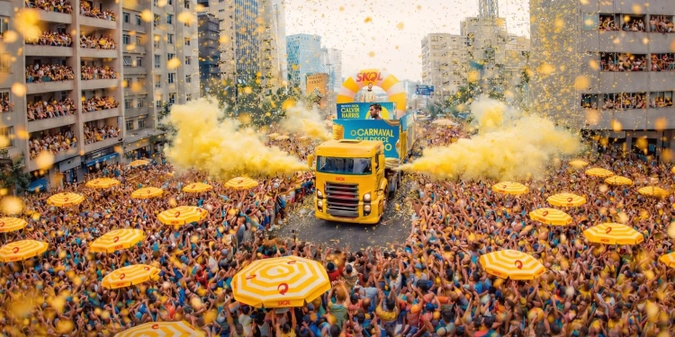 Skol leva Calvin Harris ao Carnaval de São Paulo em estreia histórica em trio elétrico