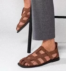 Ricardo Almeida lança dois novos modelos de sandálias e expande linha de calçados