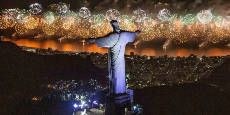 Réveillon no Rio reúne 2,6 milhões de pessoas em Copacabana e bate recorde de público