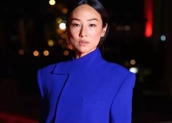 Entre passarelas e looks urbanos, o azul cobalto desponta como tom em evidência para 2026