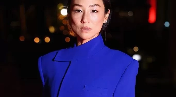 Entre passarelas e looks urbanos, o azul cobalto desponta como tom em evidência para 2026