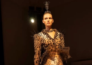 Schiaparelli abre a alta-costura com “A Agonia e o Êxtase”