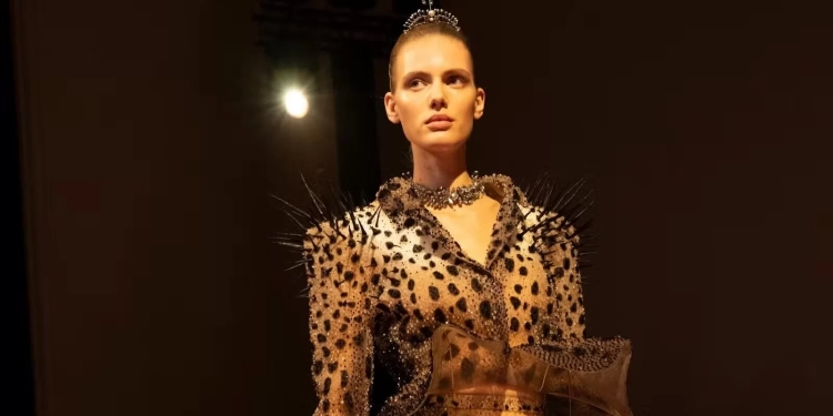 Schiaparelli abre a alta-costura com “A Agonia e o Êxtase”