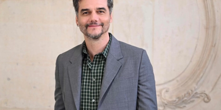 Wagner Moura brilha em Paris após vitória histórica no Globo de Ouro