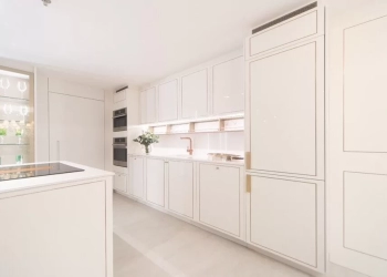 Ornare traduz a Cor do Ano 2026, Cloud Dancer, em projetos de elegância e sofisticação