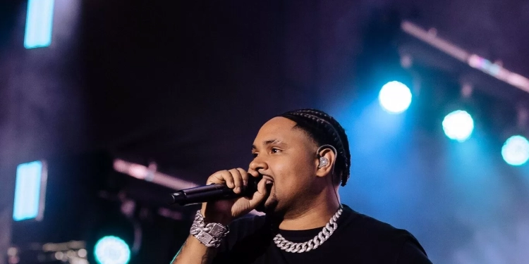 Carnaval em clima de verão: Verão R2 encerra temporada com funk, brasilidades e música eletrônica