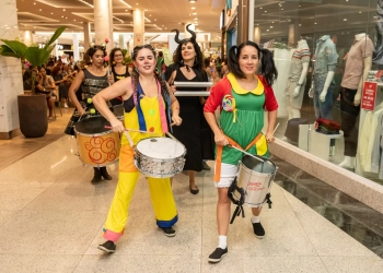Carnaval toma conta do Taguatinga Shopping com cortejo de samba e percussão