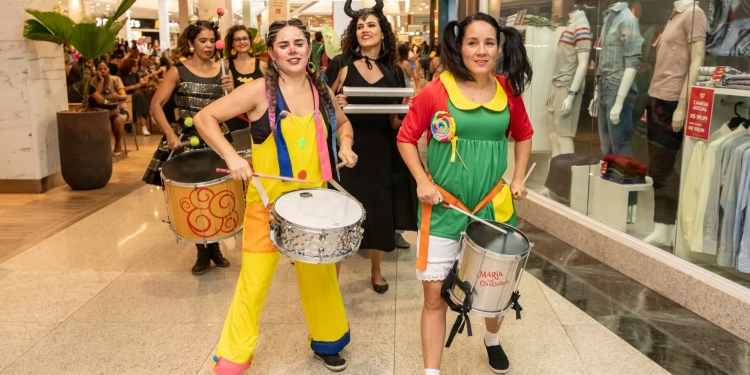 Carnaval toma conta do Taguatinga Shopping com cortejo de samba e percussão