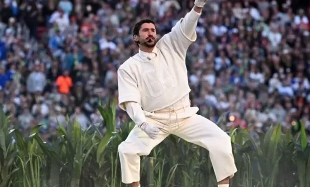 Bad Bunny transforma o intervalo do Super Bowl em celebração da cultura latino-americana