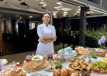 Manhãs à la française: Lilie lança café da manhã à vontade em jardim a céu aberto