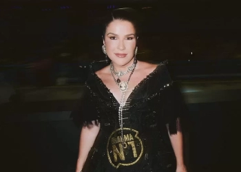 Ju Ferraz aposta em preto absoluto e leva alta-costura à Sapucaí com Helô Rocha