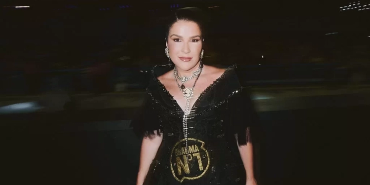 Ju Ferraz aposta em preto absoluto e leva alta-costura à Sapucaí com Helô Rocha