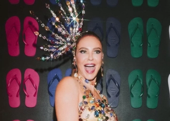 Paolla Oliveira transforma mini Havaianas em destaque fashion na Sapucaí