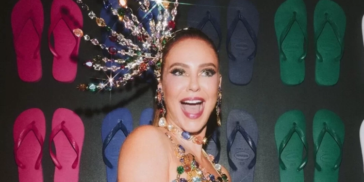 Paolla Oliveira transforma mini Havaianas em destaque fashion na Sapucaí