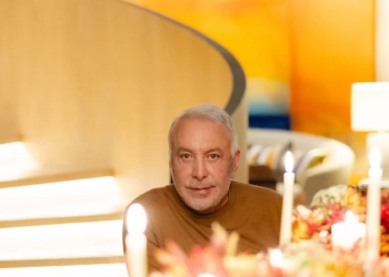 Sig Bergamin e Murilo Lomas recebem convidados em jantar intimista em São Paulo