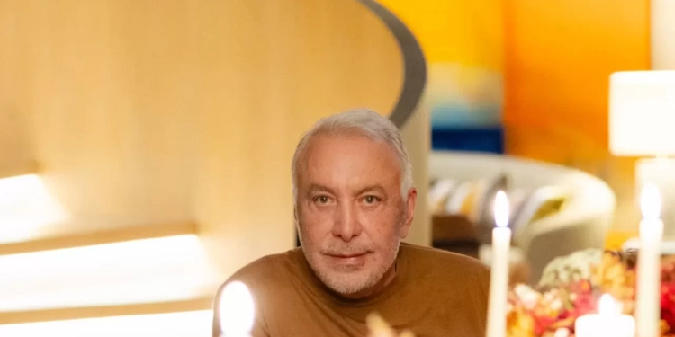 Sig Bergamin e Murilo Lomas recebem convidados em jantar intimista em São Paulo