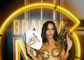 Silvia Braz celebra quinto ano como musa do Camarote N1 na Sapucaí