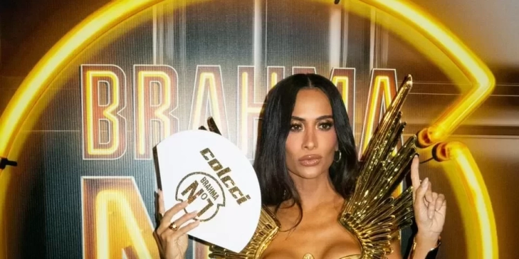 Silvia Braz celebra quinto ano como musa do Camarote N1 na Sapucaí