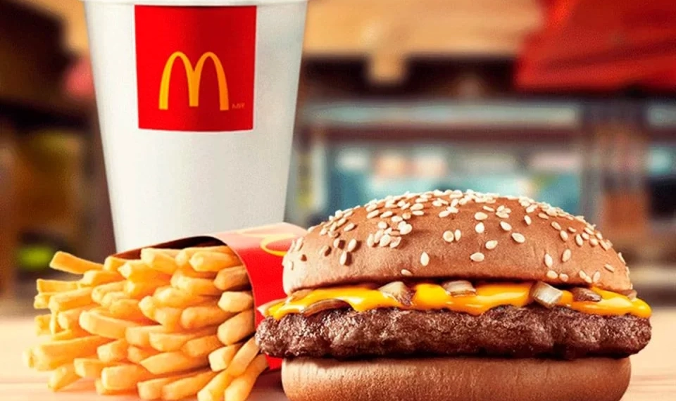 McDonald’s aprimora o preparo de seus sanduíches clássicos e reforça a experiência do sabor