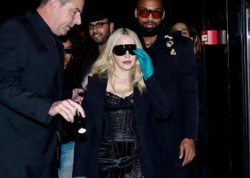 Com look marcante, Madonna domina os holofotes na Semana de Moda de Milão