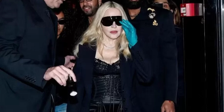 Com look marcante, Madonna domina os holofotes na Semana de Moda de Milão