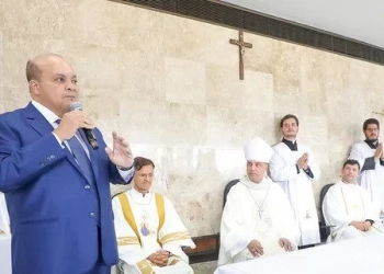 Ibaneis Rocha encerra gestão com missa e cerimônia no Palácio do Buriti