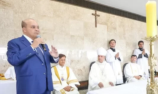 Ibaneis Rocha encerra gestão com missa e cerimônia no Palácio do Buriti
