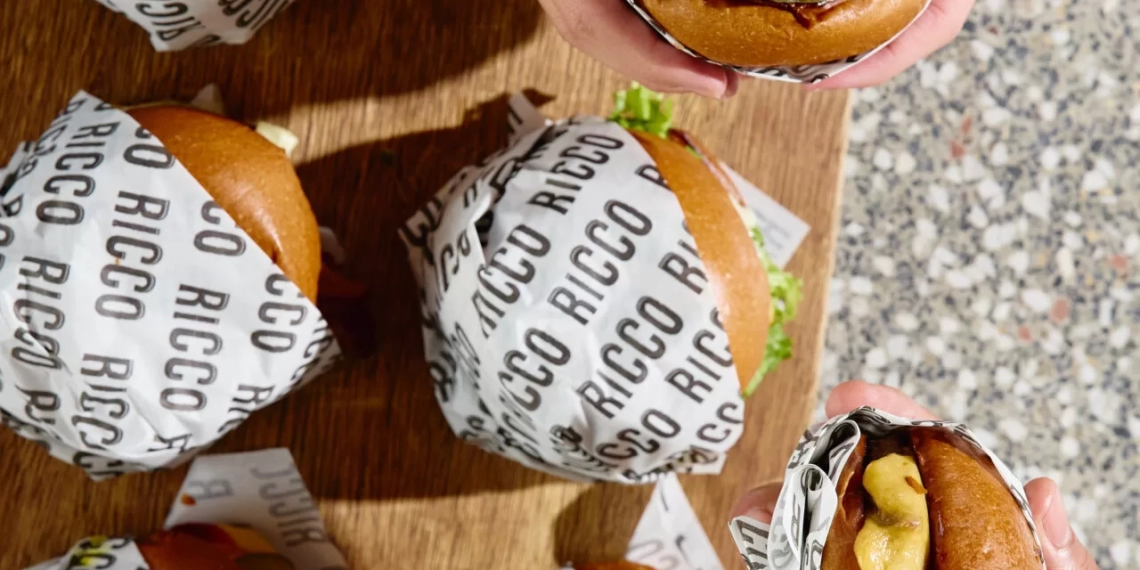 Ricco apresenta linha “Fininhos” e leva burgers smash de 100g ao iFood
