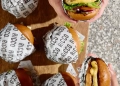 Ricco apresenta linha “Fininhos” e leva burgers smash de 100g ao iFood