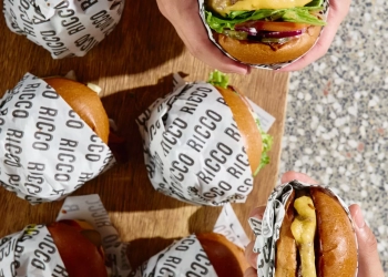 Ricco apresenta linha “Fininhos” e leva burgers smash de 100g ao iFood
