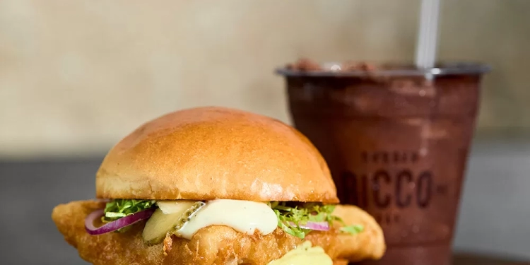 Ricco Burger traz receitas especiais e ação com Bolo da Ivone para a Páscoa